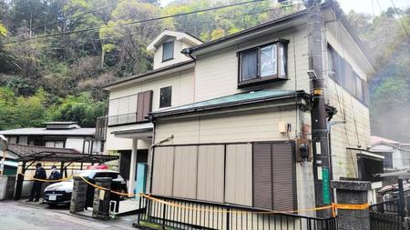 　老夫婦の遺体が発見された自宅。２階の出窓が割られている（撮影・小川泰平）