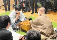 　感想戦で対局を振り返る藤井聡太竜王（左）と渡辺明名人