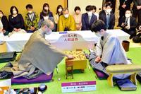 　対局する藤井聡太竜王（手前右）と渡辺明名人（手前左）＝日本将棋連盟提供