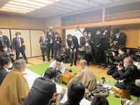 　多くの報道陣に囲まれる藤井聡太竜王（盤挟んで左）と渡辺明名人（盤挟んで右）