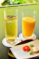 　藤井聡太竜王が午後のおやつに選んだ椿茶（アイス）、オレンジジュース＝日本将棋連盟提供