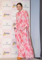 　春らしいピンクの衣装で登壇する石原さとみ（撮影・出月俊成）