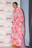 　春らしいピンクの衣装で登壇する石原さとみ（撮影・出月俊成）