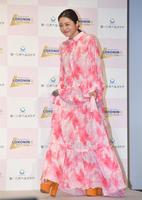 　春らしいピンクの衣装で登壇する石原さとみ（撮影・出月俊成）