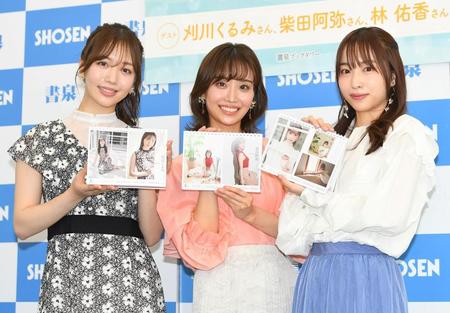 卓　上カレンダーを手に笑顔を見せる（左から）刈川くるみ、柴田阿弥、林佑香（撮影・三好信也）