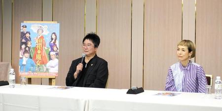 　取材会に出席した錦織一清（左）久本雅美＝大阪市内