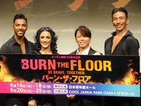 　ダンサーたちと写真撮影に参加する西川貴教（右から２人目）