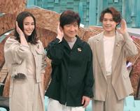 　会見に出席した（左から）広瀬アリス、内村光良、松村北斗