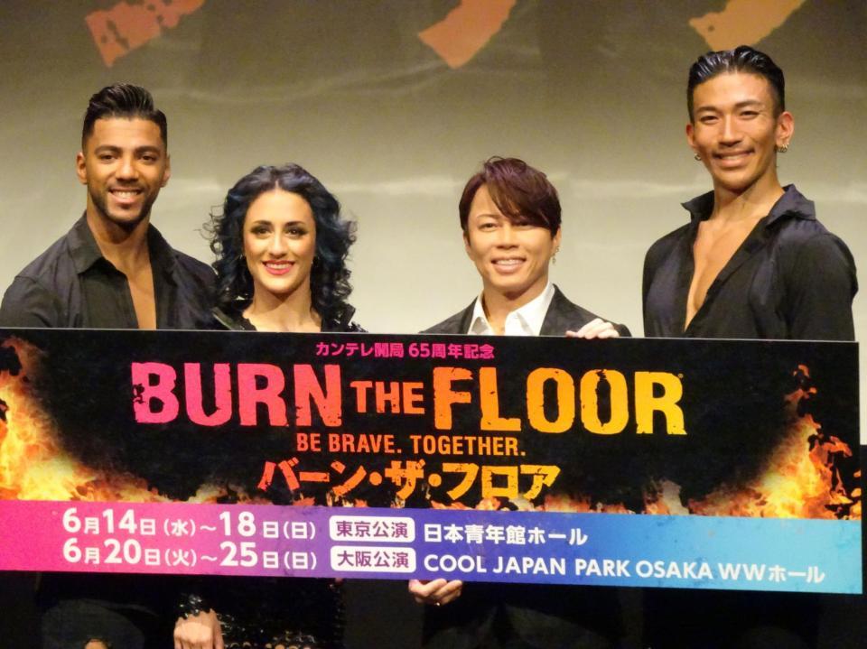 　ダンサーたちと写真撮影に参加する西川貴教（右から２人目）