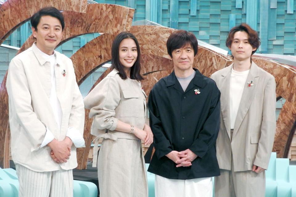 　会見に出席した（左から）青井実アナウンサー、広瀬アリス、内村光良、松村北斗