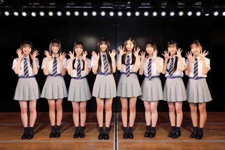 　１８期生の（左から）秋山由奈、新井彩永、工藤華純、久保姫菜乃、迫由芽実、成田香姫奈、八木愛月、山口結愛©ＡＫＢ４８