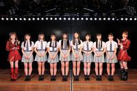 　第１８期生お披露目イベントに出演した（左から）本田仁美、秋山由奈、新井彩永、工藤華純、久保姫菜乃、迫由芽実、成田香姫奈、八木愛月、山口結愛、柏木由紀©ＡＫＢ４８