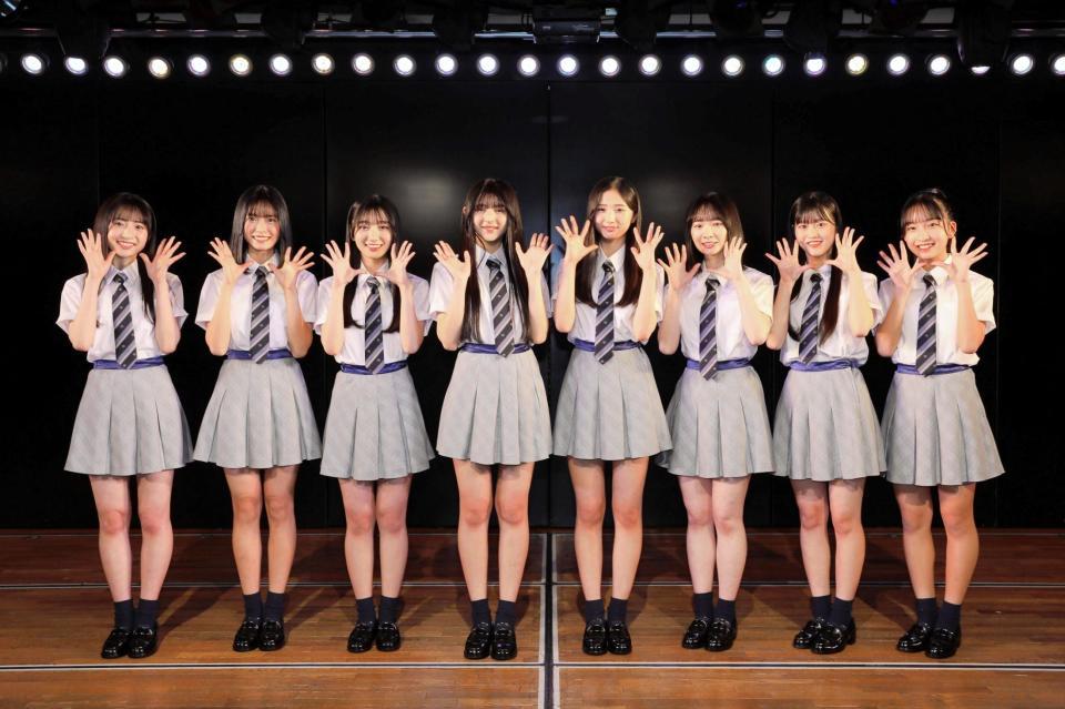 　１８期生の（左から）秋山由奈、新井彩永、工藤華純、久保姫菜乃、迫由芽実、成田香姫奈、八木愛月、山口結愛©ＡＫＢ４８