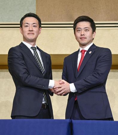 　記者会見で握手する、大阪市長選で初当選を決めた横山英幸氏（左）と、大阪府知事選で再選を決めた吉村洋文氏