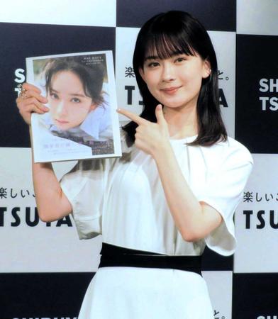 　初の写真集をＰＲする畑芽育