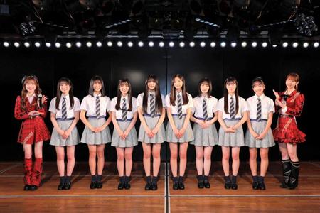 　第１８期生お披露目イベントに出演した（左から）本田仁美、秋山由奈、新井彩永、工藤華純、久保姫菜乃、迫由芽実、成田香姫奈、八木愛月、山口結愛、柏木由紀©ＡＫＢ４８