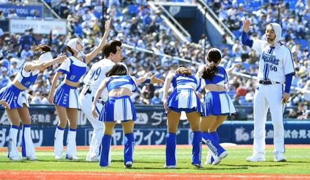 　「どうぞどうぞどうぞ」と肥後（右端）にマウンドを譲るｄｉａｎａのメンバーと寺門（左から３人目）