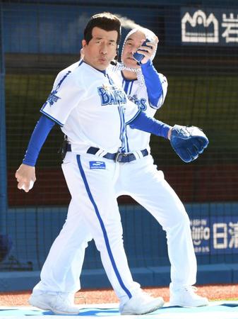 　肥後克広（右）に整髪してもらいながらマウンドに向かう寺門ジモン（撮影・佐藤厚）