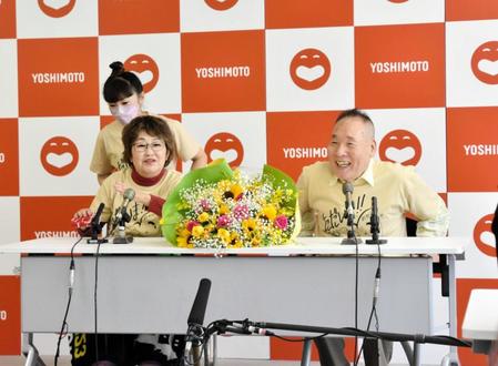 　笑顔で会見に臨む宮川大助・花子の宮川花子（左）と宮川大助