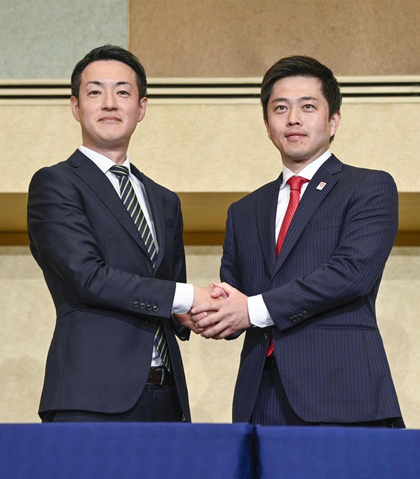 　記者会見で握手する、大阪市長選で初当選を決めた横山英幸氏（左）と、大阪府知事選で再選を決めた吉村洋文氏