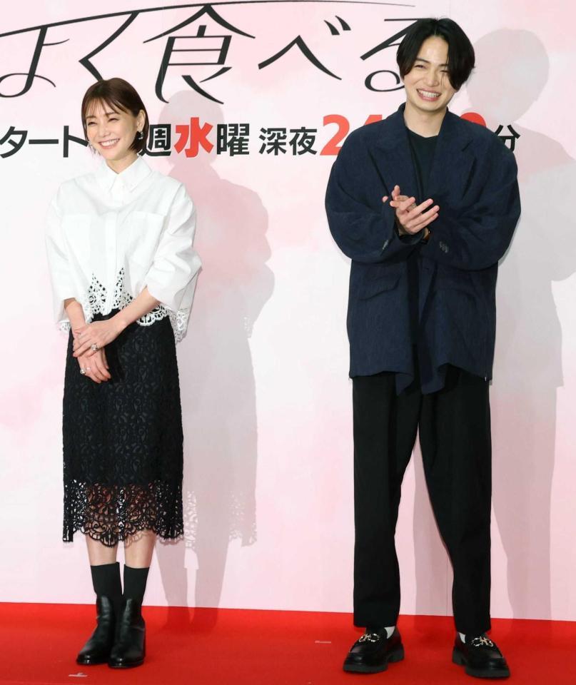 笑顔を見せる倉科カナ（左）と菊池風磨（撮影・吉澤敬太）