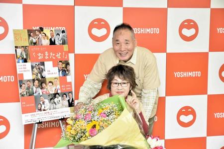 　４年ぶりの漫才披露が決まり笑顔を見せる宮川大助・花子の宮川花子（手前）と宮川大助