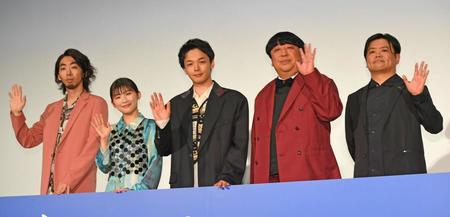 　完成披露上映会に登場した（左から）柄本時生、伊藤沙莉、中村倫也、日村勇紀、飯塚健監督