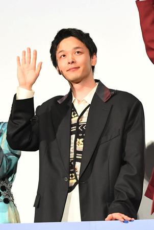 　にこやかに手を振る中村倫也