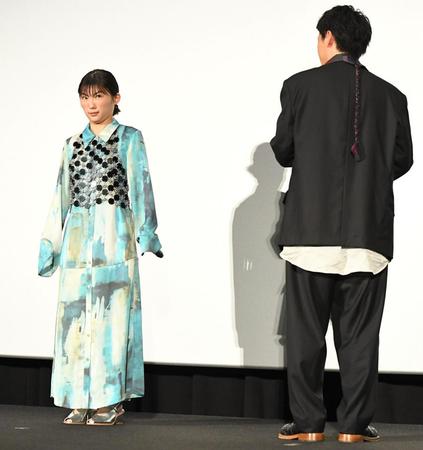 　中村倫也に伝授した変顔を披露する伊藤沙莉（左）