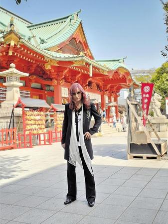 小説「特撮家族」のヒットを祈願した高見澤俊彦＝東京・神田明神
