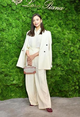 　イベントでポーズをとる滝沢眞規子（撮影・開出牧）