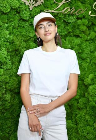 　イベントでポーズをとる長谷川潤（撮影・開出牧）