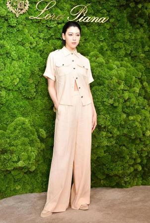 　イベントでポーズをとる三吉彩花（撮影・開出牧）