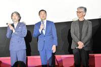 　舞台あいさつに立った（左から）役所広司、原作者の門井慶喜氏、成島出監督