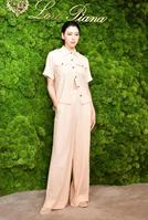 　イベントでポーズをとる三吉彩花（撮影・開出牧）