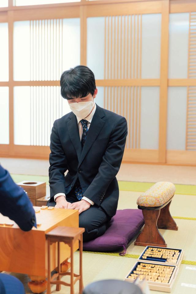 　前日検分を行った藤井聡太叡王＝日本将棋連盟提供