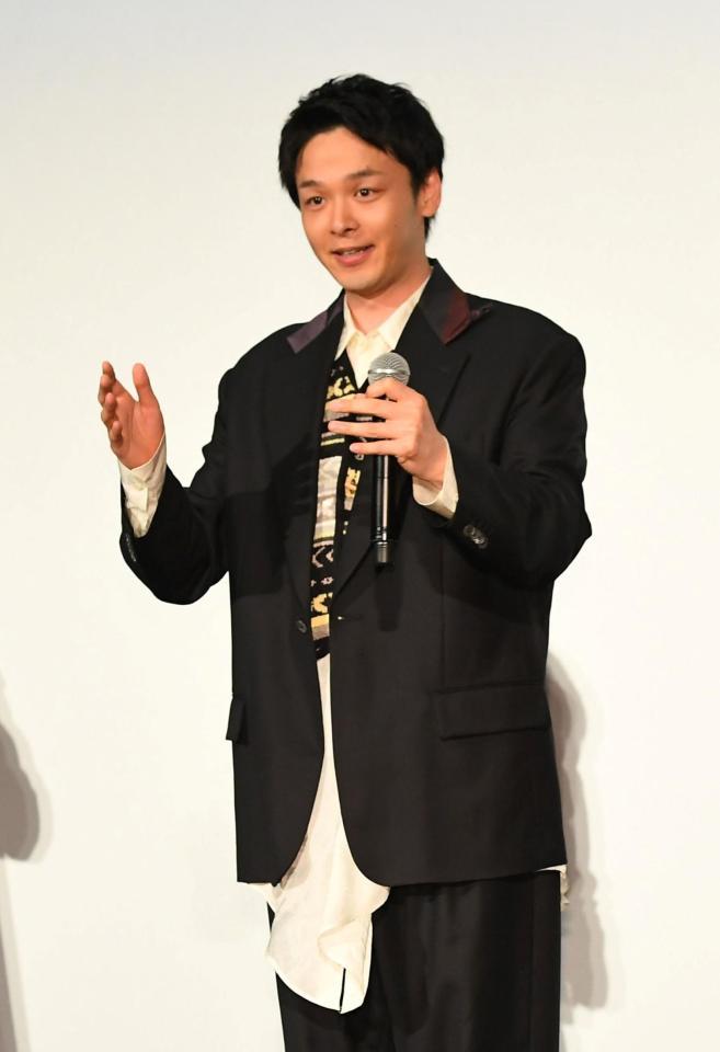 　客席からの結婚を祝福する拍手に笑顔をみせる中村倫也