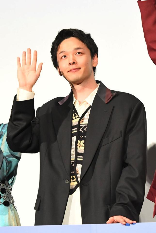 　にこやかに手を振る中村倫也
