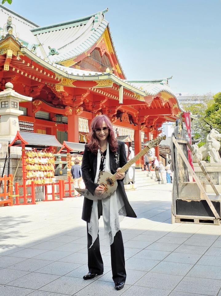 小説「特撮家族」のヒットを祈願した高見澤俊彦＝東京・神田明神
