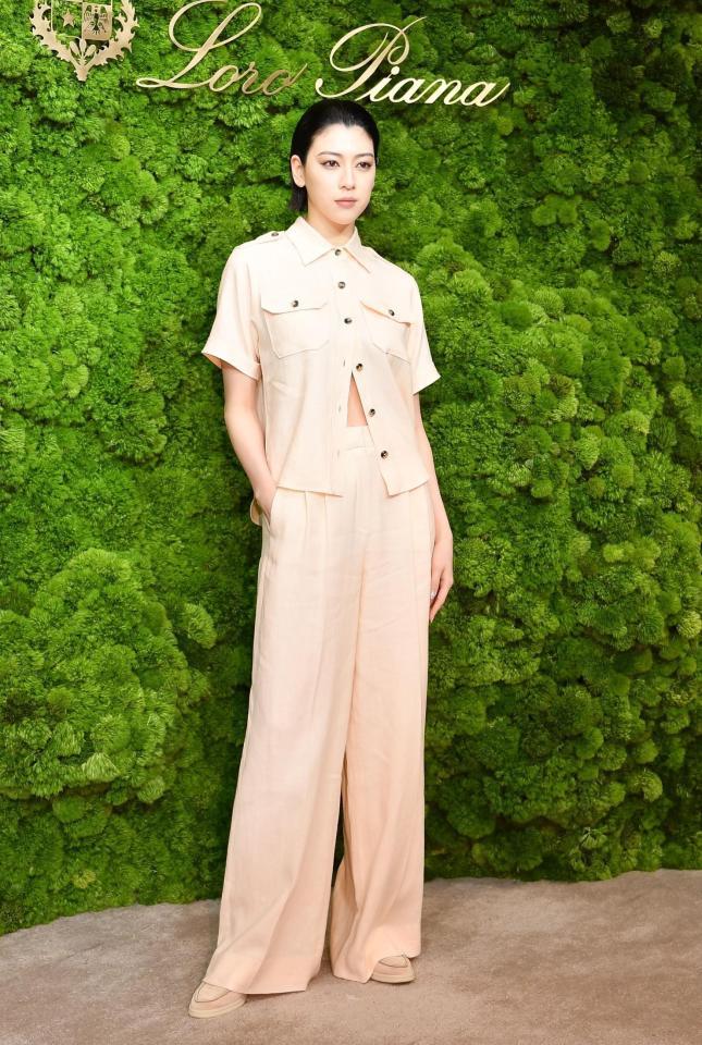 　イベントでポーズをとる三吉彩花（撮影・開出牧）