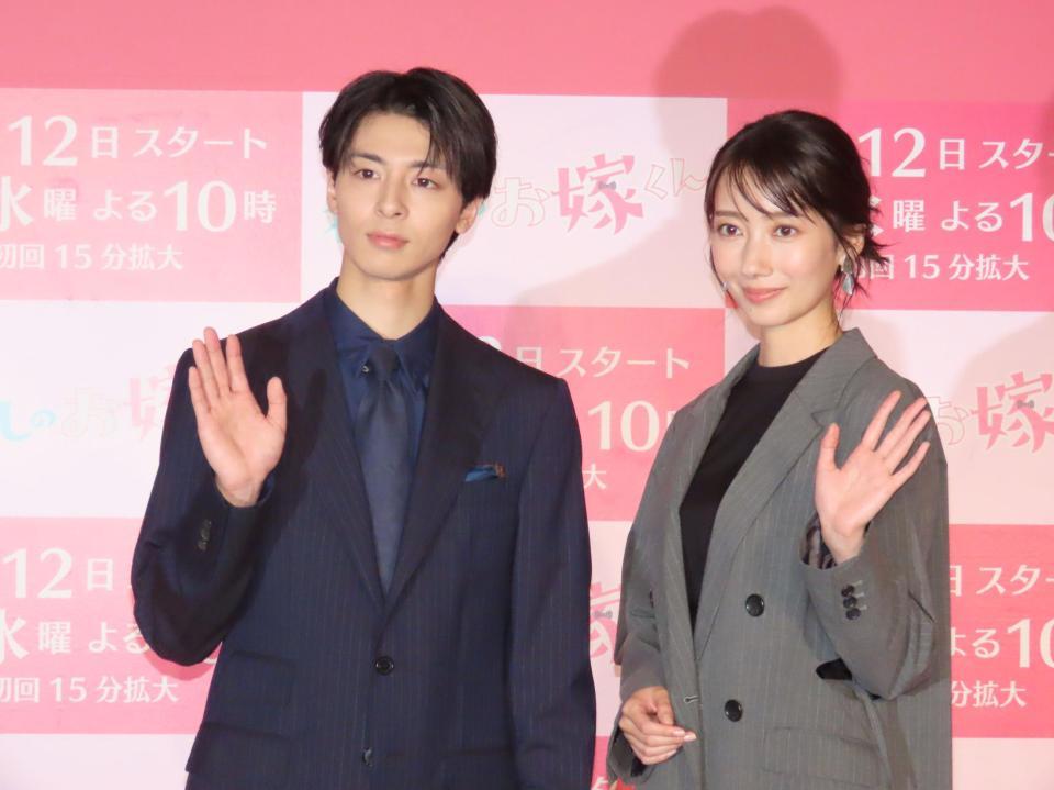 　制作発表会見に出席した高杉真宙（左）と波瑠