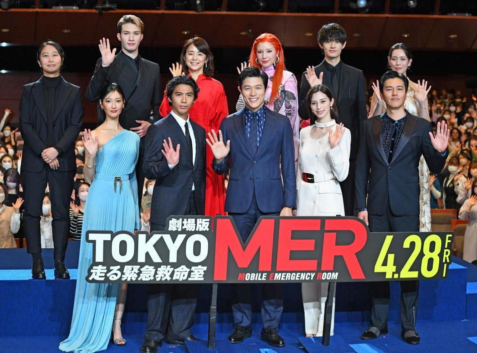 　完成披露試写会に登場した（前列左から）菜々緒、賀来賢人、鈴木亮平、中条あやみ、要潤（後列同）松木彩監督、ジェシー、石田ゆり子、仲里依紗、佐野勇斗、フォンチー