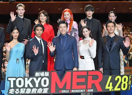 　完成披露試写会に登場した（前列左から）菜々緒、賀来賢人、鈴木亮平、中条あやみ、要潤（後列同）ジェシー、石田ゆり子、仲里依紗、佐野勇斗、フォンチー