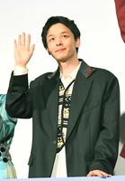 　客席に手を振る中村倫也