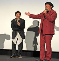 　日村勇紀のトークに大笑いする中村倫也（左）