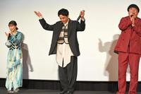 　客席からの結婚を祝福する拍手にタモリのモノマネで応える中村倫也（中）祝福する日村勇紀（右）と伊藤沙莉