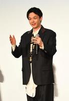 　客席からの結婚を祝福する拍手に笑顔をみせる中村倫也