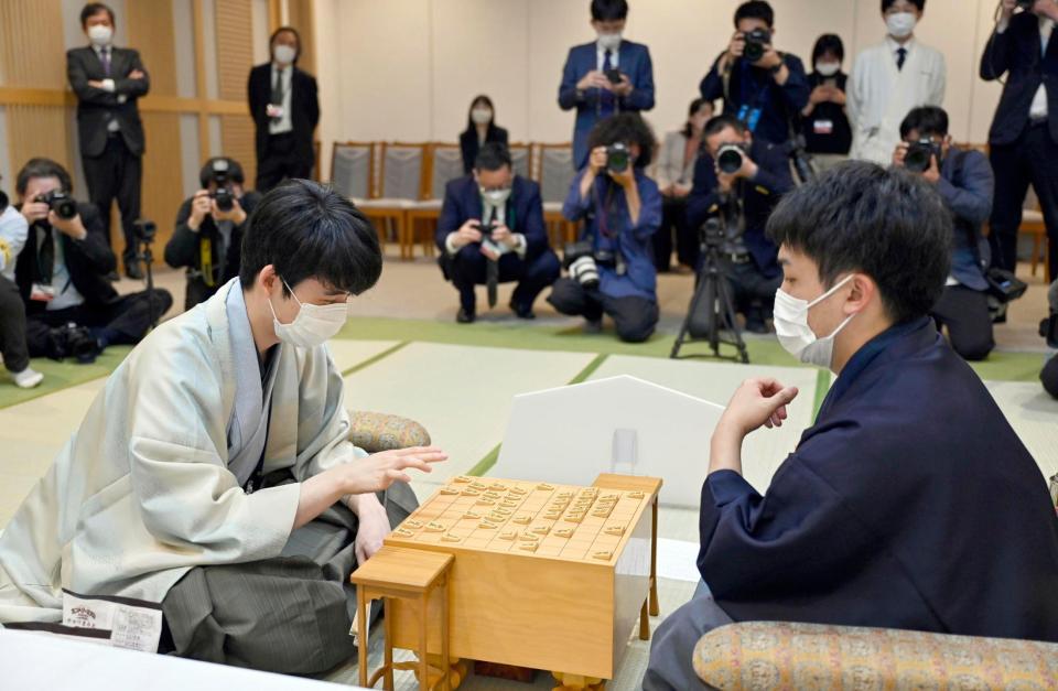 　将棋の第８期叡王戦５番勝負第１局で、菅井竜也八段（右）に勝利した藤井聡太叡王＝東京都千代田区