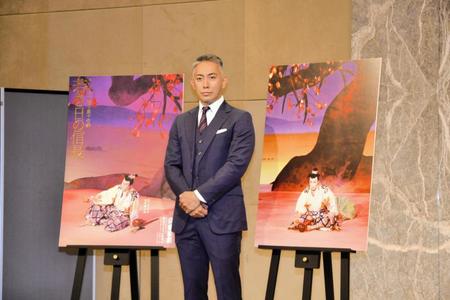 　インタビュー前の撮影に応じた市川團十郎