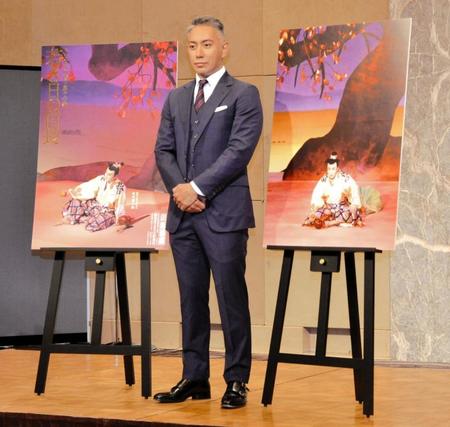 　インタビュー前の撮影に応じた市川團十郎（全身）